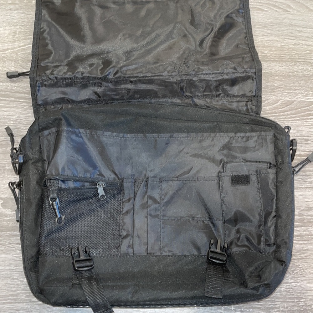Lightweight laptop bag. - Picture 2 of 3